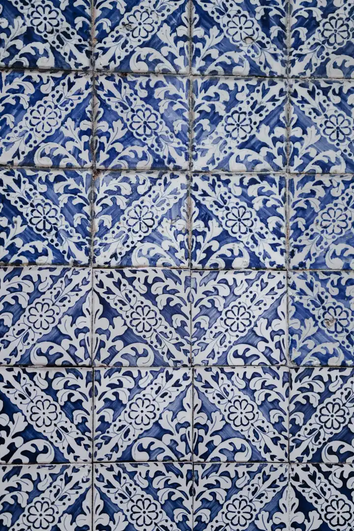 Blue and white decorative tile pattern